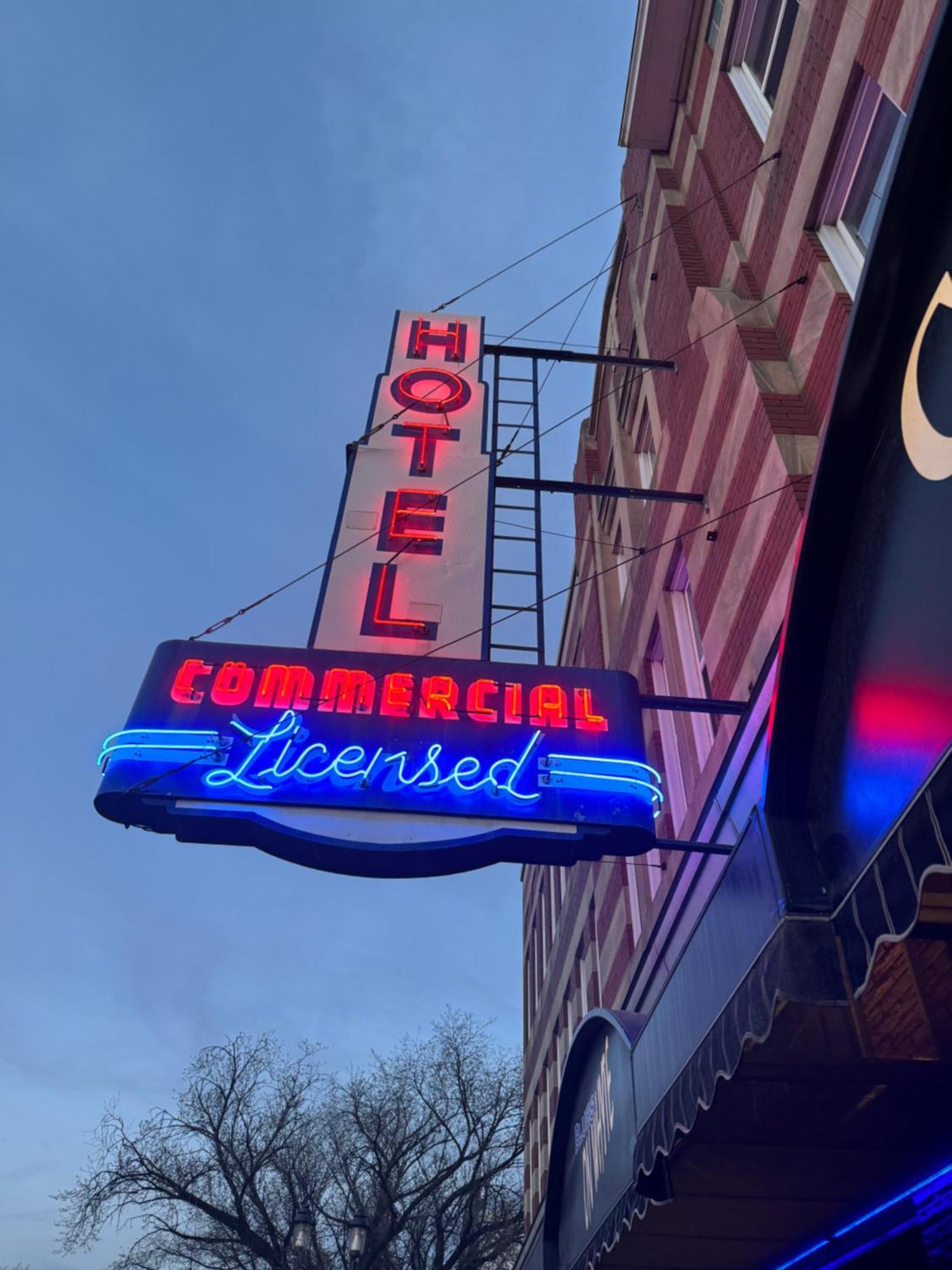 Commercial Hotel エドモントン エクステリア 写真